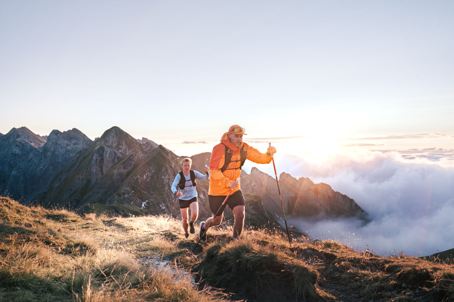 Traileurs en montagne dans les Alpes, illustrant les métiers et l'industrie du sport et de l'outdoor.