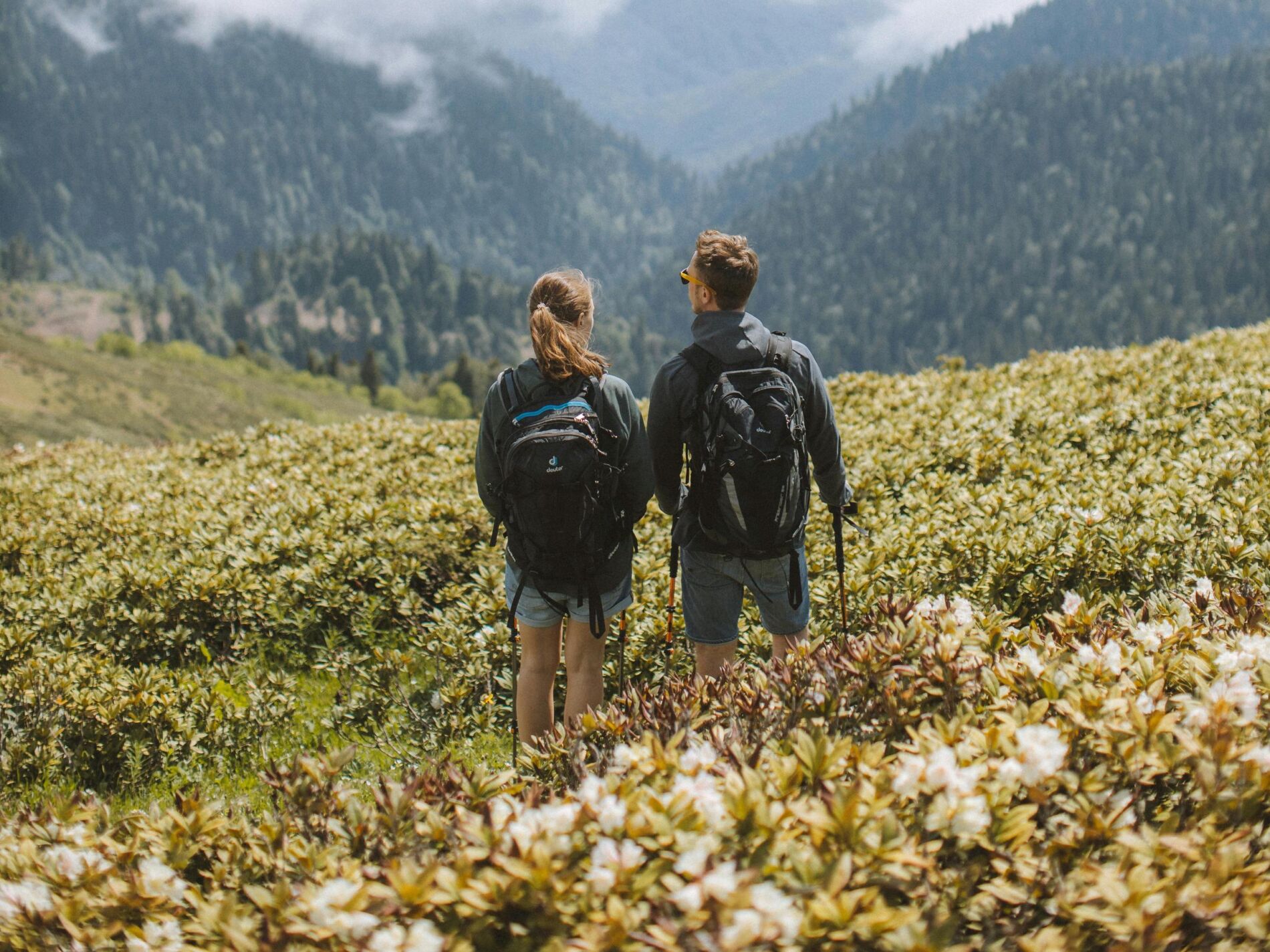 Professionnels de l'outdoor en montagne illustrant les métiers, les formations et les opportunités d'emploi du secteur outdoor sur OSV Jobs.