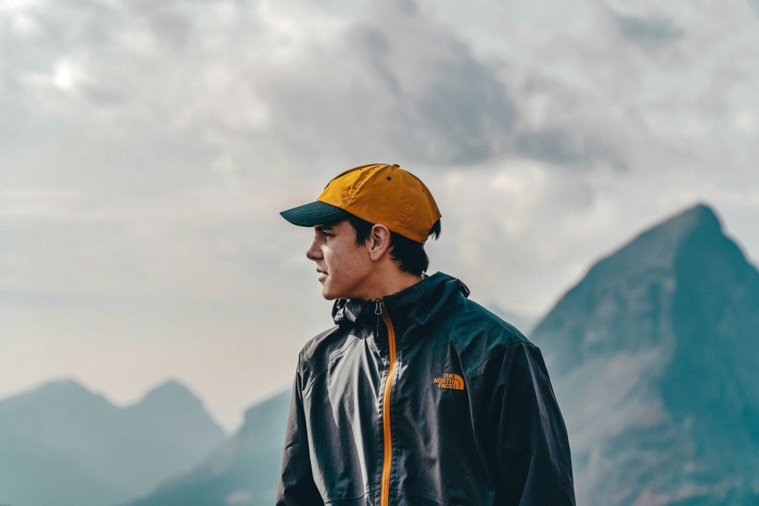 Jeune candidat évoluant en montagne dans un environnement outdoor, illustrant un profil actif et passionné pouvant postuler via une plateforme emploi sport et outdoor comme OSV Jobs.