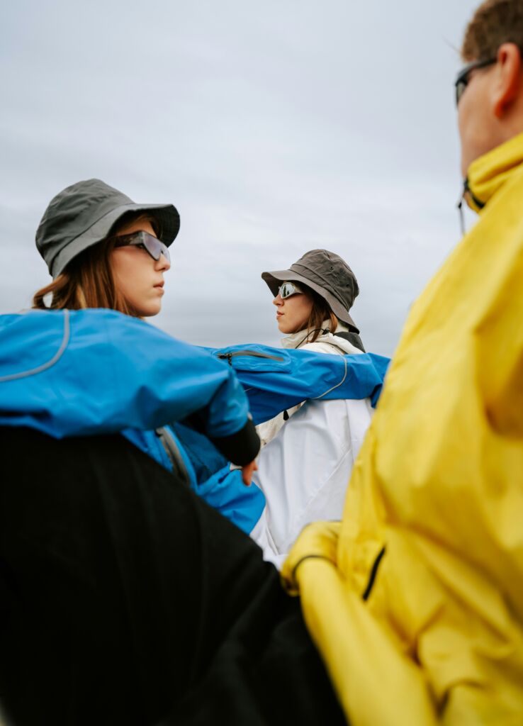 Trois jeunes professionnels illustrant les talents et les entreprises qui recrutent dans le sport, la montagne et l'outdoor.