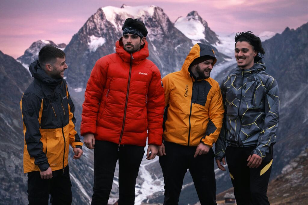 Adherents du réseau outdoor - OSV sur une montagne