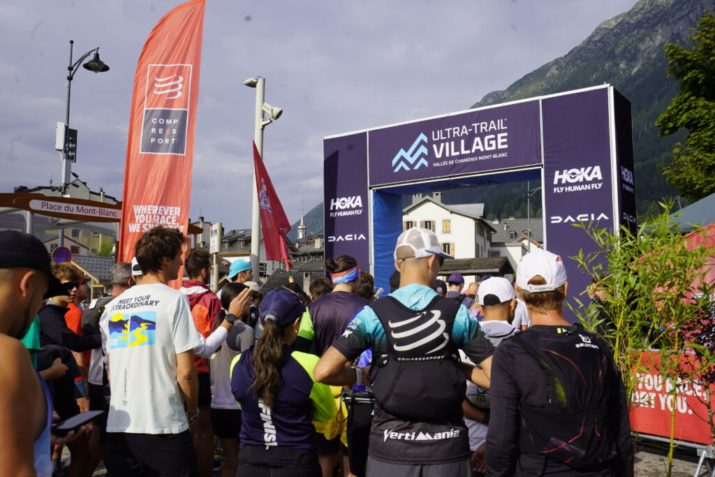 Départ de la course UTMB avec des traileurs réunis sur la ligne de départ, prêts à relever le défi dans les montagnes.
